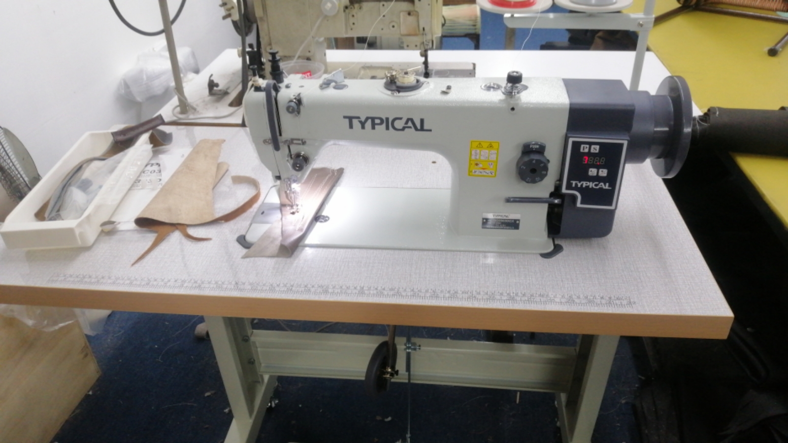 TYPICAL INDUSTRIAL WORKING FOOT SEWING MACHINE 