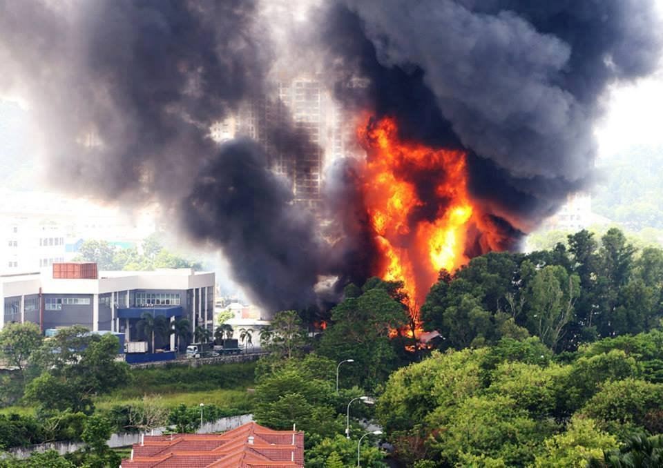 Kilang proses bahan  kimia  terbakar di  Kinrara Puchong 