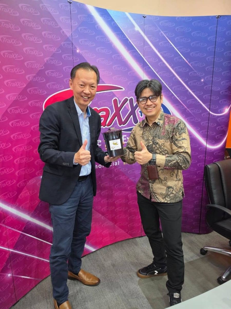 Sharing sessions with TRAXX FM