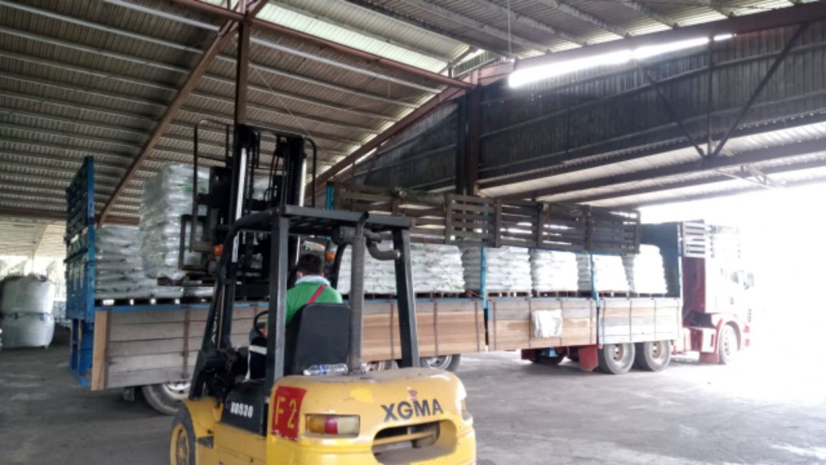 在马来西亚半岛马口租用的卡车拖车携带肥料