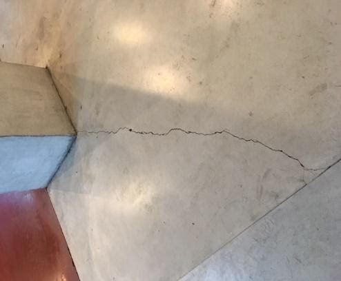 How big a concrete floor slab can be casted without cracks?