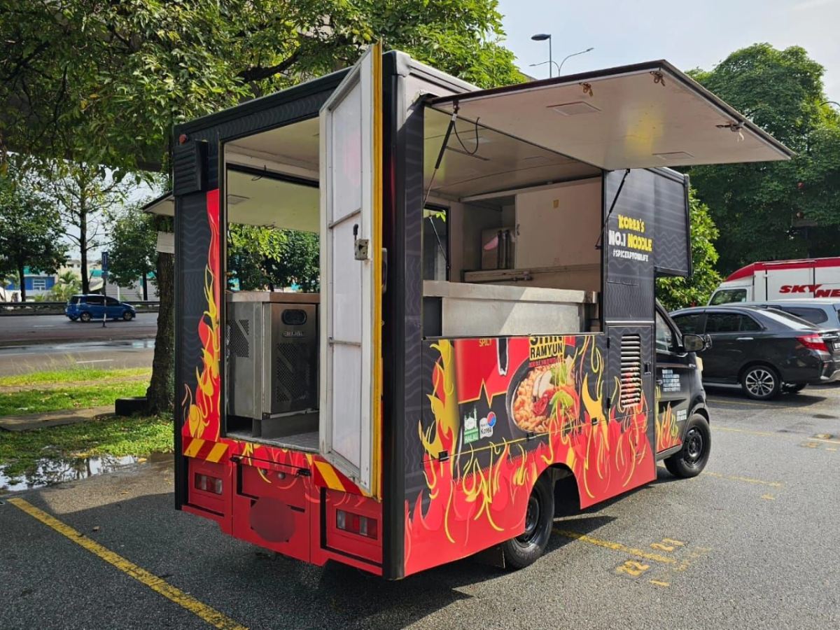 What equipment should a food truck have?