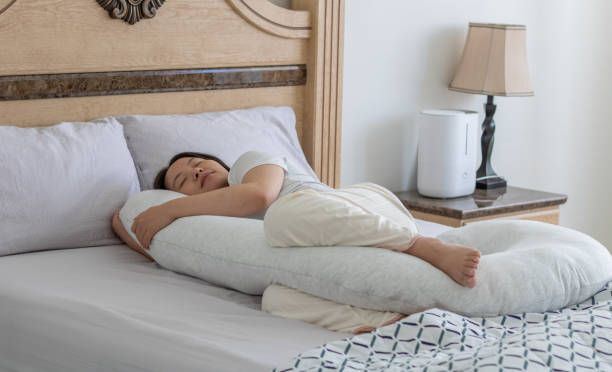 The Side-Sleeper Cushion: Why Putting a Pillow Between Your Knees Relieves Hip Pressure Overnight
