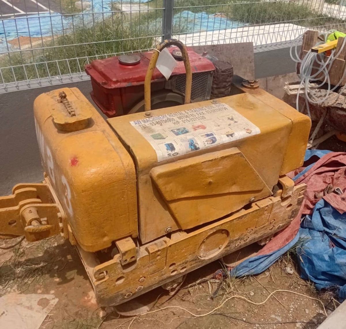 Perkhidmatan sewa One Ton Roller kami membantu memadatkan tanah dan asfalt dengan cekap, menghasilkan permukaan yang kukuh dan stabil untuk pembinaan jalan, laluan pejalan kaki, parit, kerja landskap, serta pembinaan asas bangunan. (One Ton Roller Untuk D