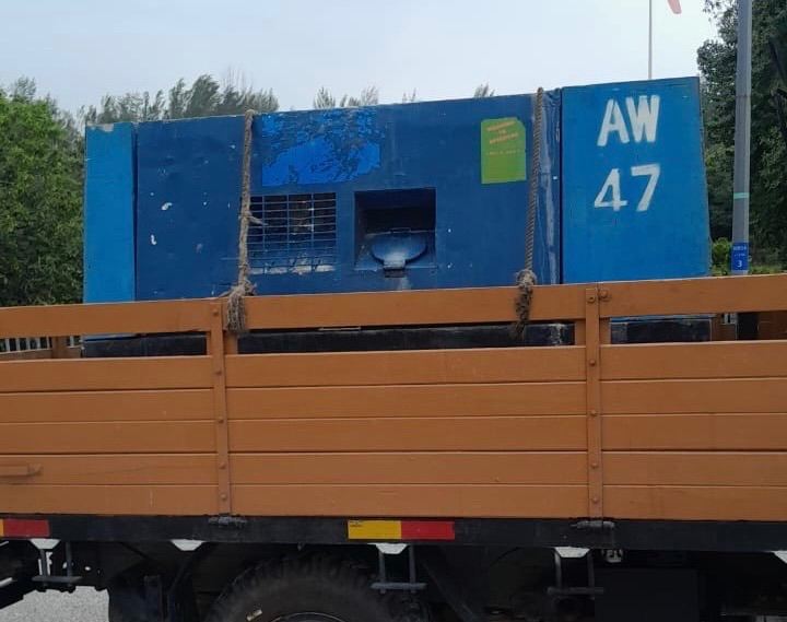 PDS175S Air Compressor AW47 sedang digunakan di tapak bagi membantu pelanggan kami membekalkan udara termampat untuk menggerakkan peralatan pneumatik dengan cekap bagi kerja-kerja pembinaan yang sedang dijalankan.  (PDS175S Air Compressor Untuk Disewa Di 