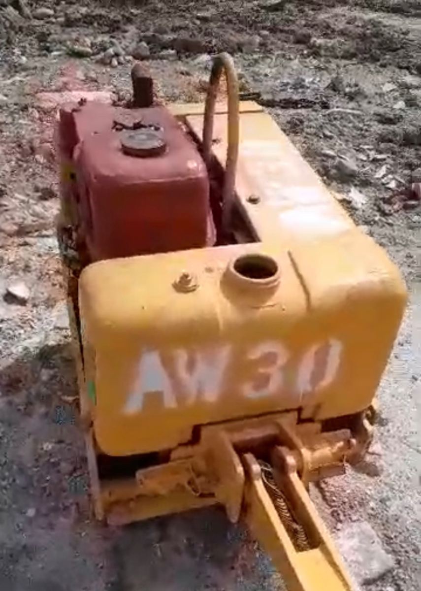 One Ton Roller AW30 sedang digunakan di tapak bagi membantu pelanggan kami menjalankan kerja pemadatan tanah dan asfalt sebelum fasa pembinaan seterusnya dimulakan.  (One Ton Roller Untuk Disewa)