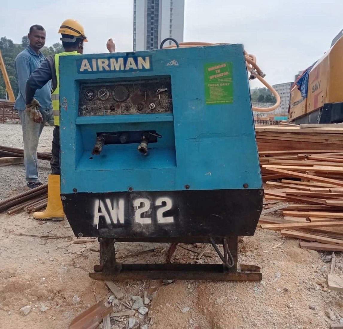 PDS175 Air Compressor AW22 sedang menyokong operasi di tapak dengan membekalkan udara termampat secara berterusan untuk kerja-kerja pembinaan yang mencabar.  (Air Compressor Untuk Disewa Di Selangor)