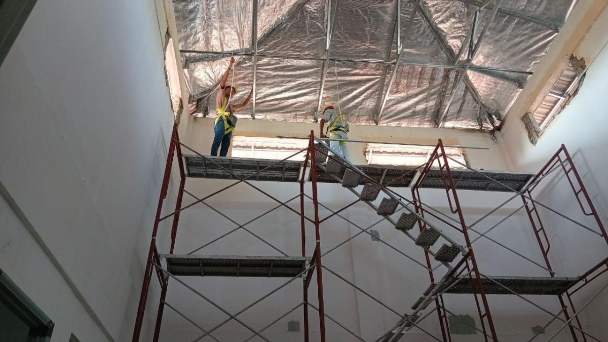 � Craftsmanship Hidden in Every Detail: An Inside Look at High-Reach Ceiling Framing & Roof Insulation Installation