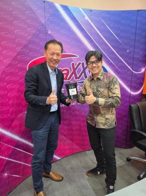 Sharing sessions with TRAXX FM
