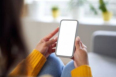 How Holding Your Phone is Straining Your Wrist and Hand Tendons