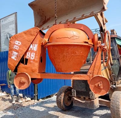 Concrete Mixer helps achieve a stable and even mix, improving reliability and work efficiency on construction sites. (7TM Concrete Mixer For Rent In KL)