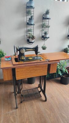 ANTIQUE SEWING MACHINE