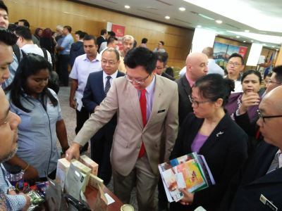(EXHIBITION)CASTPP IN MATRADE( EFI PRODUCT WITH YB DATUK CHUA TEE YONGDEOUTY MINISTER OF INTERNATION