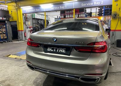  BMW 7 Series ���� 245/45R19 Pirelli P ZERO Runflat