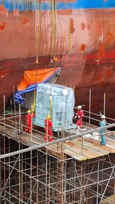 Equipment Transferring to vessel