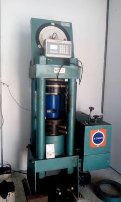 Hydraulic compression testing machine