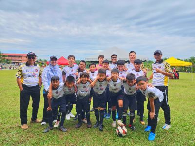 TAIYOS SOLAR sponsors and nurtures talented young football teams.
I am pleased to sponsor the Young Cubs jersey, offering support and encouragement to children who love football.
We believe that football is not just a sport, but also fosters children's team spirit, discipline, confidence, and perseverance. I hope that after putting on their brand-new jerseys, the young players can fully perform on the football field, bravely pursue their dreams, and enjoy the joy and growth brought by football.