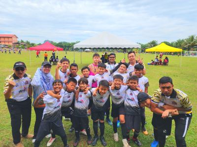 TAIYOS SOLAR sponsors and nurtures talented young football teams.
I am pleased to sponsor the Young Cubs jersey, offering support and encouragement to children who love football.
We believe that football is not just a sport, but also fosters children's team spirit, discipline, confidence, and perseverance. I hope that after putting on their brand-new jerseys, the young players can fully perform on the football field, bravely pursue their dreams, and enjoy the joy and growth brought by football.