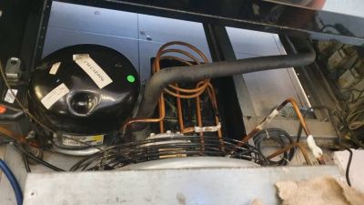 Repair showcase chiller gas leak problem