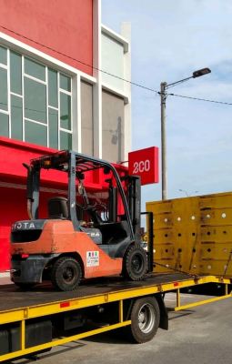 Toyota Forklift delivery at Eco Shop Alor Gajah Melaka, Toyota diesel forklift 8FG25 rental, Toyota engine forklift rental Melaka, Toyota forklift towing.