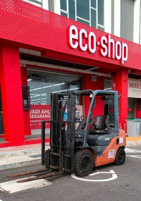 Toyota Forklift delivery at Eco Shop Alor Gajah Melaka, Toyota diesel forklift 8FG25 rental, Toyota engine forklift rental Melaka, Toyota forklift towing.
