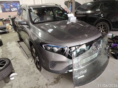 Mercedes-Benz EQB350 Front windscreen replaced
