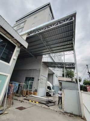 UNIVERSAL TRAVELLER FACTORY ( METAL DECK AWNING EXTENSION )