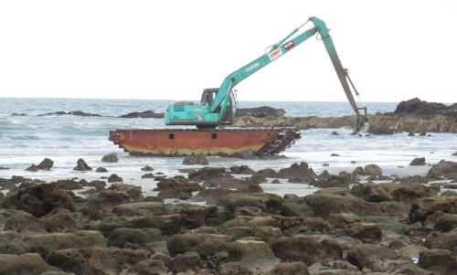 Investigation of ground conditions using amphibious excavator along Desaru shore, Johor