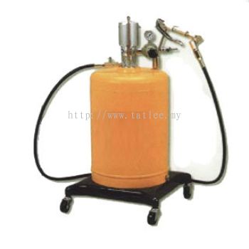 Air operated grease lubricator