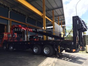Self Loader (lorry crane) with Crane for rent in Petronas Melaka Malaysia