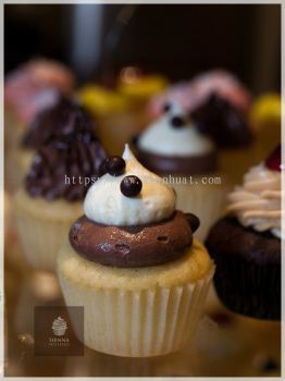 Balck and White Chocolate flavor cupcake