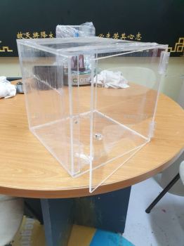 Customized Acrylic box with one door