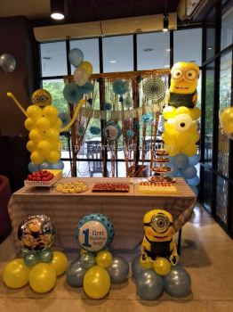 minion balloon column