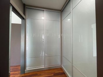 We are specialist in custom made Walk in wardrobe in PJ Selangor Malaysia