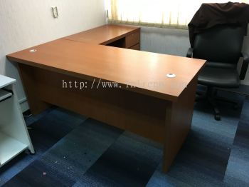 Custom made office table with nyatoh stain finish in malaysia. (FREE QUOATATION)