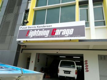 Lightning Garage招牌