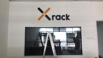 X rack亚克力牌