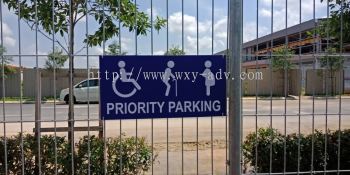 PRIORITY PARKING 告示牌