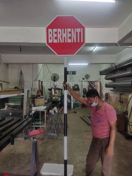 BERHENTI 路牌