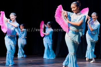 Fan Dance: Art of Graceful Elegance in Chinese Tradition