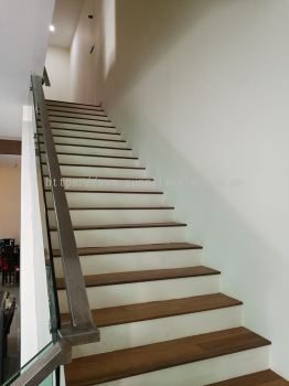 Solid Wood Flooring/ Staircase