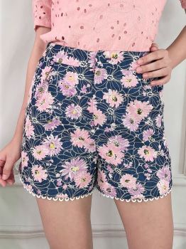 25772 Floral Embroidered Crochet Flange Short Pant