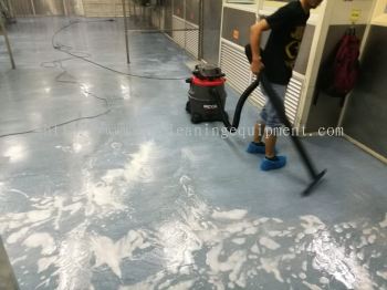Vinyl Floor During Floor Polishing (2)