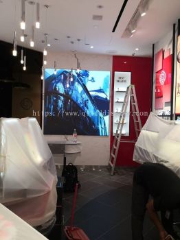 LED Display Screen On Shop Lot Display Window Shiseido Suria KLCC 