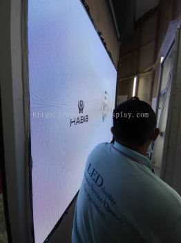 The Curve LED Screen @Habib Jewel