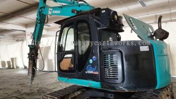 Hydraulic Excavator 135 With Hydraulic Breaker