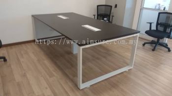 Rectangular table with Cassia metal leg and wire management 