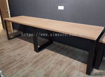 Rectangular writing table with square metal leg