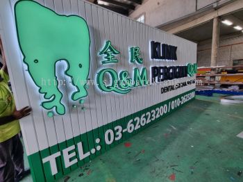 klinik pergigian Q&M aluminium trism base with 3d box up led backlit lettering signage signboard at Sri damansara 