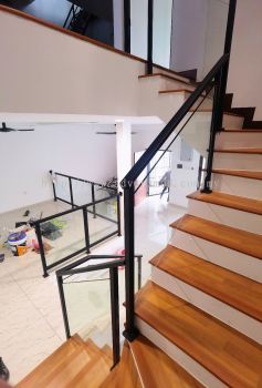 Mild Steel Glass Railing With Powder Coated With 12mm Tempered Glass 